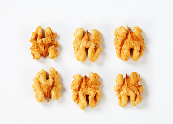 포토 JPG 해외이미지 실내 사람없음 여러개 흰배경 호두 일렬 해외202004 해외202105 해외포토 다수 백그라운드 내부 견과류 흰색 파일형식