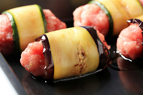 포토 JPG 해외이미지 음식 조각 채소 가지 육류 돼지고기 사람없음 치킨 미트볼 묘사 레시피 다진 땅바닥 음식준비 주키니 주키니호박 타파스 해외202004 해외202105 해외포토 식재료 바닥 애피타이저 준비 닭고기요리 파일형식