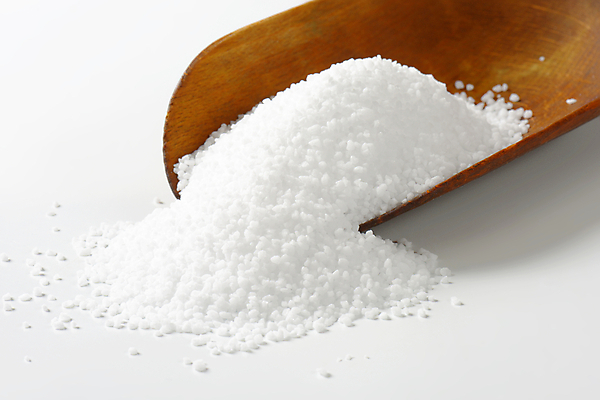 포토 JPG 해외이미지 스튜디오촬영 실내 근접촬영 사람없음 목재 흰배경 소금 쏟아짐 나무주걱 해외202004 해외202105 해외포토 나무 뷰포인트 백그라운드 재료 모션 내부 흰색 주걱 파일형식