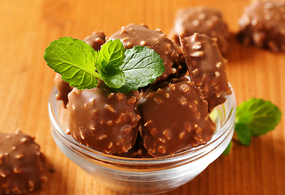 포토 JPG 해외이미지 디저트 사람없음 아웃포커스 과자 초콜릿 견과류 달콤 민트 담기 유리그릇 해외202004 해외202105 해외포토 그릇 음식 모션 유리 촬영기법 맛 허브 파일형식