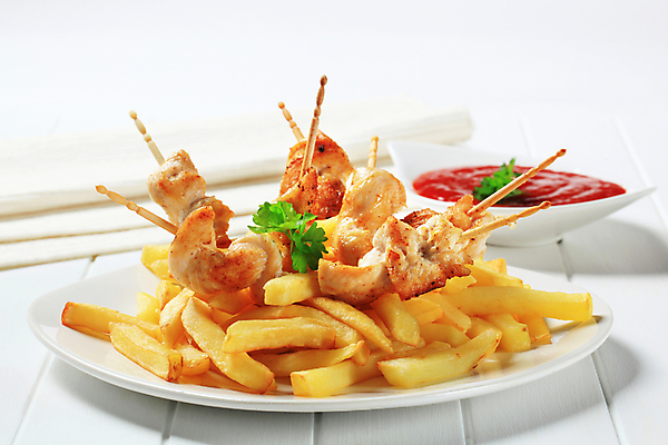 포토 JPG 해외이미지 접시 음식 조각 감자 육류 요리 사람없음 빨간색 식사 저녁식사 치킨 튀김 감자튀김 조미료 막대기 사발 꼬치 그릴 케첩 토마토소스 점심식사 앙트레 해외202004 해외202105 해외포토 식기 컬러 채소 식재료 주방용품 사기그릇 소스_음식 닭고기요리 향미료 파일형식