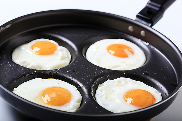 포토 JPG 해외이미지 주방용품 요리 사람없음 검은색 튀김 흰색 4 프라이팬 아침식사 묘사 노른자 점심식사 음식준비 해외202004 해외202105 해외포토 음식 컬러 생활용품 숫자 계란 식사 준비 파일형식