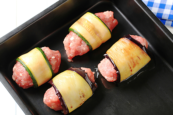 포토 JPG 해외이미지 음식 조각 채소 가지 육류 돼지고기 사람없음 치킨 신선 미트볼 날것 레시피 다진 땅바닥 생식 음식준비 주키니 주키니호박 타파스 해외202004 해외202105 해외포토 식재료 바닥 애피타이저 준비 닭고기요리 파일형식