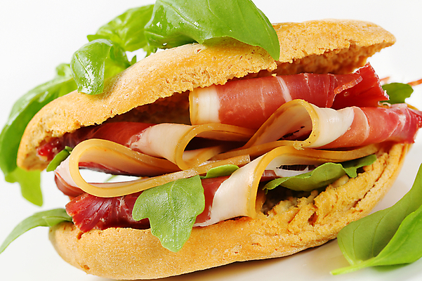 포토 JPG 해외이미지 스튜디오촬영 음식 빵 조각 샌드위치 육류 돼지고기 사람없음 로켓 아침식사 애피타이저 햄 롤 바질 루꼴라 치유 프로슈토 해외202004 해외202105 해외포토 채소 식재료 실내 식사 파일형식