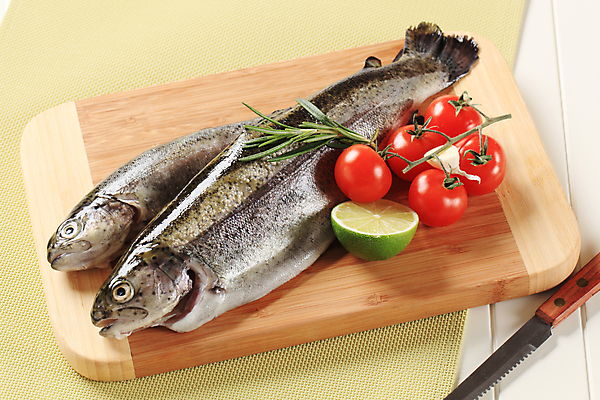 포토 JPG 해외이미지 음식 토마토 채소 도마 어류 사람없음 목재 신선 반쪽 날것 라임 성분 직사각형 로즈메리 건강식 생식 송어 해외202004 해외202105 해외포토 도형 나무 과일 재료 주방용품 수중동물 허브 파일형식