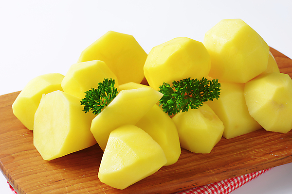 포토 JPG 해외이미지 스튜디오촬영 음식 채소 재료 감자 도마 사람없음 쌓기 신선 그룹 자르기 반쪽 날것 흙더미 생식 해외202004 해외202105 해외포토 모션 주방용품 실내 흙 파일형식 더미