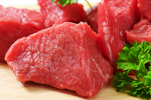 포토 JPG 해외이미지 실내 파슬리 생고기 근접촬영 사람없음 소고기 흰배경 나무도마 해외202004 해외202105 해외포토 뷰포인트 백그라운드 채소 도마 육류 내부 목재 흰색 파일형식