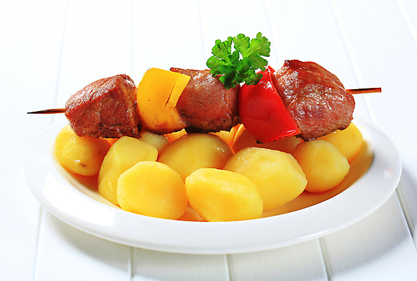 포토 JPG 해외이미지 접시 음식 조각 고추 감자 육류 돼지고기 요리 사람없음 목재 식사 저녁식사 막대기 꼬치 그릴 바비큐 큐브 후추 양고기 점심식사 케밥 메인요리 삶기 해외202004 해외202105 해외포토 나무 식기 채소 식재료 재료 주방용품 향신료 파일형식