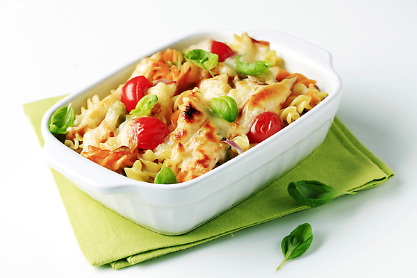 포토 JPG 해외이미지 스튜디오촬영 음식 토마토 치즈 파스타 요리 사람없음 인스턴트 바질 직사각형 그라탱 백자 캐서롤 해외202004 해외202105 해외포토 도형 채소 유제품 서양음식 실내 도자기 용기_그릇 파일형식