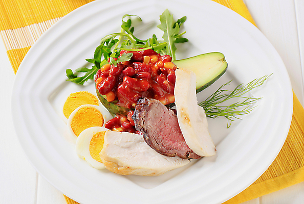 포토 JPG 해외이미지 접시 음식 고추 콩 육류 요리 사람없음 빨간색 식사 저녁식사 샐러드 소고기 그릴 굽기 매움 머리위 토마토소스 아보카도 점심식사 등심 루꼴라 앙트레 해외202004 해외202105 해외포토 식기 컬러 채소 과일 식재료 주방용품 곡류 소스_음식 맛 구이 파일형식