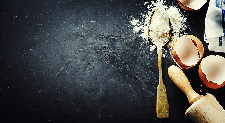 포토 JPG 해외이미지 검은배경 실내 사람없음 숟가락 계란껍데기 준비 밀가루 홈베이킹 제빵 반죽밀대 카피스페이스 해외202004 해외포토 백그라운드 수저 내부 제과제빵 계란 검은색 공백 가루 밀대 파일형식