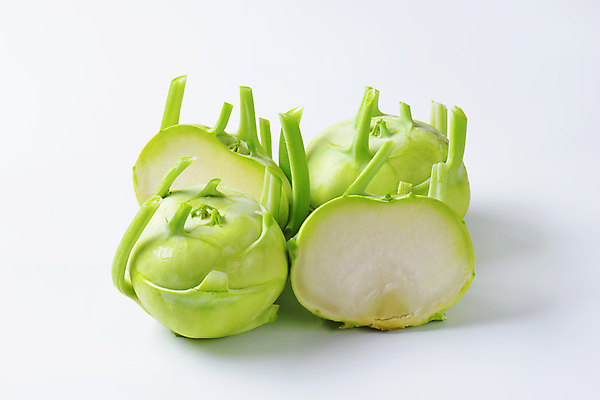 포토 JPG 해외이미지 스튜디오촬영 음식 채소 건강 사람없음 신선 횡단보도 자르기 흰배경 유기농 반쪽 날것 구역 숙성 식용 콜라비 세련 비건 해외202004 해외202105 해외포토 웰빙 백그라운드 모션 실내 흰색 보행로 채식주의자 파일형식