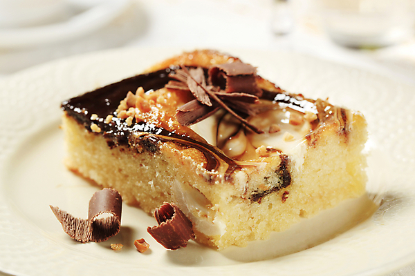 포토 JPG 해외이미지 접시 음식 조각 디저트 치즈 사람없음 케이크 견과류 달콤 아침식사 굽기 크림 토핑 개조 해외202004 해외202105 스펀지케이크 해외포토 식기 유제품 식사 맛 구이 파일형식