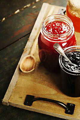 포토 JPG 해외이미지 유리병 디저트 사람없음 숟가락 유기농 나무숟가락 과일잼 나무도마 나무탁자 해외202004 해외포토 웰빙 음식 탁자 병_용기 도마 수저 목재 잼 파일형식