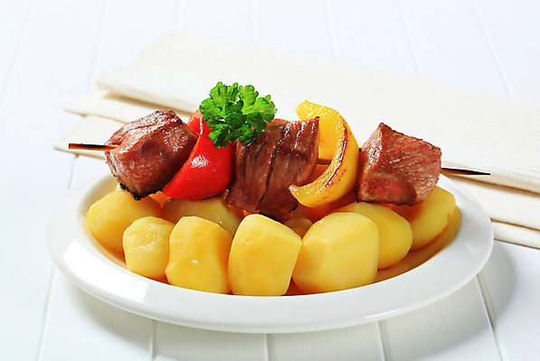 포토 JPG 해외이미지 접시 음식 조각 부분 고추 감자 육류 돼지고기 요리 사람없음 목재 식사 저녁식사 막대기 꼬치 그릴 바비큐 큐브 후추 양고기 점심식사 케밥 메인요리 삶기 해외202004 해외202105 해외포토 나무 식기 채소 식재료 재료 주방용품 향신료 파일형식