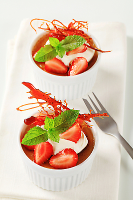 포토 JPG 해외이미지 접시 음식 포크 과일 딸기 디저트 사람없음 껍질 흰색 신선 도자기 사발 달콤 설탕 크림 냅킨 레시피 푸딩 정물화 커스터드 휘핑크림 캐러멜 맛있는 해외202004 해외202105 해외포토 식기 컬러 사기그릇 맛 그림 휘핑 파일형식