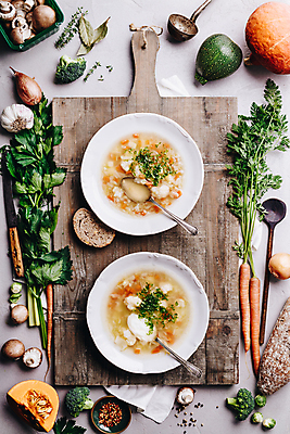 포토 JPG 해외이미지 접시 실내 마늘 사람없음 하이앵글 숟가락 버섯 당근 수프 바게트 브로콜리 흰배경 단호박 나무도마 야채수프 해외202004 해외포토 식기 빵 뷰포인트 백그라운드 채소 호박 뿌리채소 도마 수저 내부 목재 흰색 파일형식