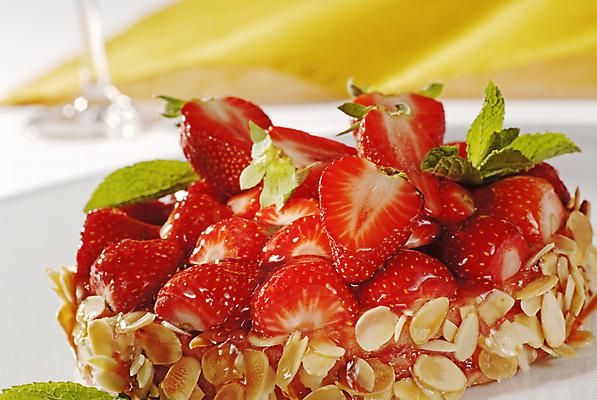 포토 JPG 해외이미지 음식 과일 딸기 디저트 사람없음 케이크 대접 신선 원형 달콤 맛 묘사 아몬드 스펀지 타르트 페스츄리 맛있는 해외202004 해외202105 해외포토 도형 빵 컨셉 견과류 파이_빵 파일형식