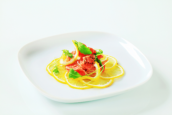 포토 JPG 해외이미지 스튜디오촬영 접시 음식 조각 육류 사람없음 소고기 로켓 흰색 신선 애피타이저 레몬 향신료 날것 등심 루꼴라 송아지고기 얇은 타파스 해외202004 해외202105 해외포토 식기 컬러 채소 과일 식재료 실내 향미료 파일형식