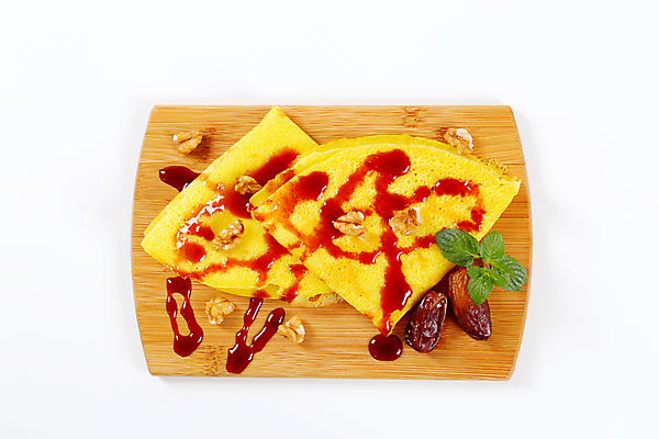 포토 JPG 해외이미지 실내 사람없음 하이앵글 달콤 흰배경 호두 시럽 나무도마 크레이프 해외202004 해외202105 해외포토 뷰포인트 백그라운드 디저트 도마 내부 목재 견과류 흰색 맛 파일형식