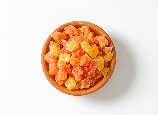 포토 JPG 해외이미지 실내 사람없음 하이앵글 흰배경 슬라이스 건과일 나무그릇 파파야 해외202004 해외202105 해외포토 그릇 뷰포인트 백그라운드 과일 건조 내부 목재 흰색 열대과일 파일형식