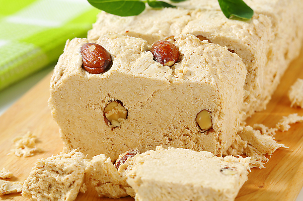 포토 JPG 해외이미지 스튜디오촬영 잎 디저트 사탕 근접촬영 사람없음 과자 견과류 달콤 나무도마 해외202004 해외202105 해외포토 식물 음식 뷰포인트 도마 실내 목재 맛 파일형식