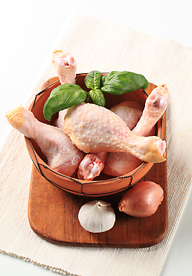 포토 JPG 해외이미지 그릇 양파 실내 마늘 생고기 사람없음 닭고기 신선 흰배경 담기 날것 닭다리 바질 나무도마 생닭 해외202004 해외202105 해외포토 식기 백그라운드 채소 모션 도마 육류 내부 목재 흰색 닭 파일형식