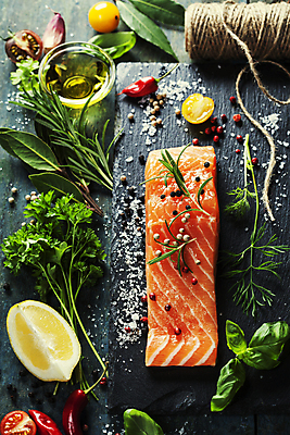 포토 JPG 해외이미지 실내 사람없음 하이앵글 레몬 날것 소금 연어 후추 바질 로즈메리 석판 연어요리 연어회 플랫레이 해외202004 해외포토 음식 뷰포인트 과일 어류 내부 생선회 플랫 허브 향신료 파일형식