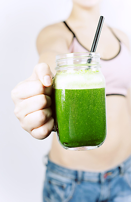 포토 JPG 해외이미지 여자 음료 청소년 잔 실내 빨대 한명 들기 상반신 10대 야채주스 흰배경 다이어트음식 스무디 야채음료 십대여자한명만 디톡스 해외202004 해외포토 1 식기 백그라운드 다이어트 모션 건강 사람 내부 주스 흰색 여자한명만 십대여자만 파일형식