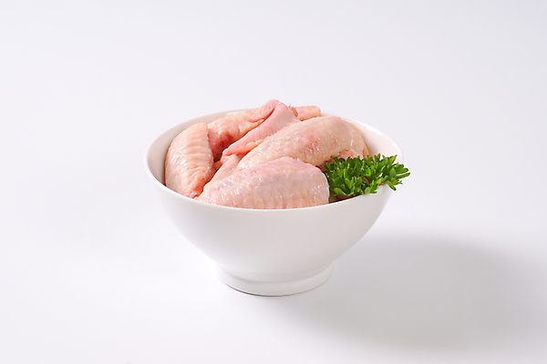 포토 JPG 해외이미지 스튜디오촬영 그릇 파슬리 생고기 사람없음 닭고기 신선 흰배경 담기 날것 닭날개 생닭 해외202004 해외202105 해외포토 식기 백그라운드 채소 모션 실내 육류 흰색 닭 파일형식