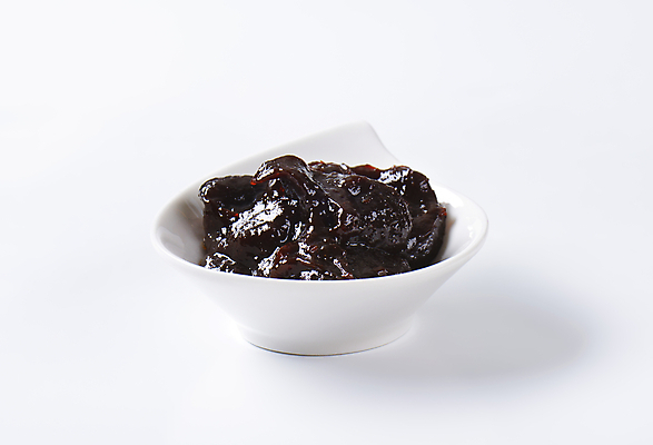 포토 JPG 해외이미지 스튜디오촬영 그릇 실내 사람없음 흰배경 자두 과일잼 해외202004 해외202105 해외포토 식기 백그라운드 과일 내부 흰색 잼 파일형식