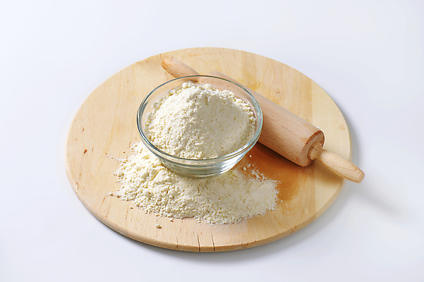 포토 JPG 해외이미지 실내 사람없음 흰배경 밀가루 유리그릇 나무도마 반죽밀대 해외202004 해외202105 해외포토 그릇 백그라운드 유리 도마 내부 목재 흰색 가루 밀대 파일형식