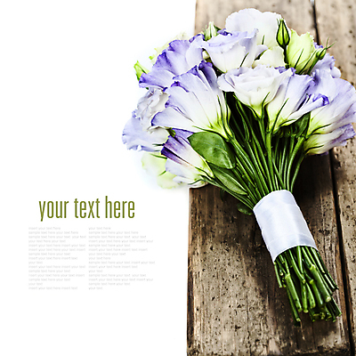포토 JPG 해외이미지 부케 실내 타이포그라피 사람없음 흰배경 나무받침 리시안셔스 카피스페이스 해외202004 해외포토 문자 꽃다발 백그라운드 내부 목재 공백 흰색 받침대 파일형식