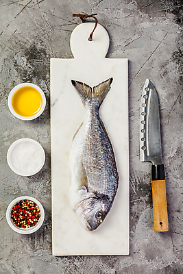 포토 JPG 해외이미지 도마 실내 어류 사람없음 하이앵글 올리브오일 해산물 소금 종지 후추 식칼 해외포토 그릇 뷰포인트 주방용품 내부 수중동물 기름_음식 향신료 파일형식