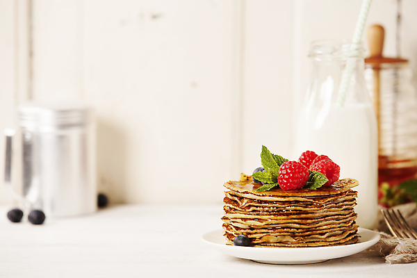 포토 JPG 해외이미지 접시 딸기 실내 사람없음 아웃포커스 우유 달콤 우유병 민트 흰배경 블루베리 산딸기 크레이프 해외202004 해외포토 식기 백그라운드 과일 병_용기 디저트 유제품 촬영기법 내부 흰색 맛 허브 파일형식