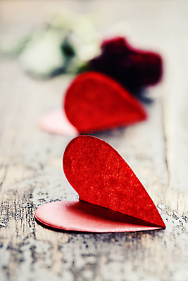 포토 JPG 해외이미지 종이 실내 발렌타인데이 사랑 근접촬영 사람없음 아웃포커스 하트 오브젝트 나무바닥 접기 해외202004 해외포토 모양 감정 뷰포인트 모션 데이이벤트 바닥 촬영기법 내부 파일형식