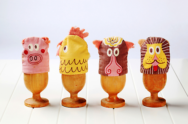 포토 JPG 해외이미지 부활절 실내 사람없음 목재 커버 닭 돼지 사자 흰배경 동물인형 계란꽂이 해외202004 해외202105 해외포토 나무 기념일 인형 백그라운드 재료 포유류 조류 내부 흰색 꽂이 파일형식