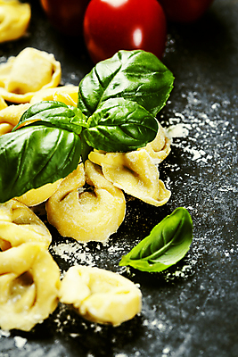 포토 JPG 해외이미지 식재료 방울토마토 검은배경 실내 근접촬영 사람없음 준비 밀가루 바질 토르텔리니 해외202004 해외포토 뷰포인트 백그라운드 토마토 파스타 내부 검은색 가루 파일형식