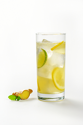 포토 JPG 해외이미지 음료 단면 잔 한잔 실내 사람없음 얼음 레몬 흰배경 라임 생강 해외202004 해외202105 해외포토 자연요소 1 식기 백그라운드 채소 과일 내부 흰색 파일형식