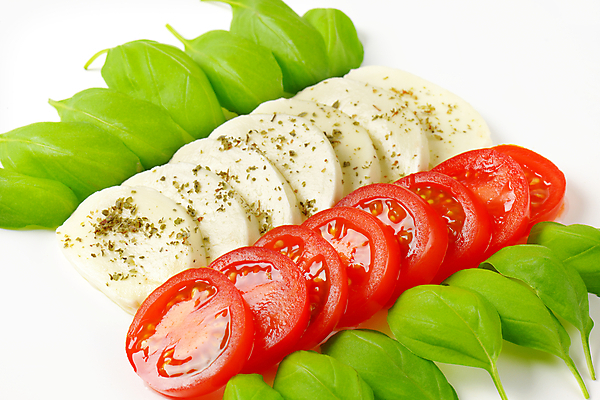 포토 JPG 해외이미지 음식 조각 토마토 치즈 사람없음 식사 샐러드 신선 배열 바질 모짜렐라치즈 줄서기 채식주의자 해외202004 해외202105 해외포토 채소 모션 유제품 채식 파일형식