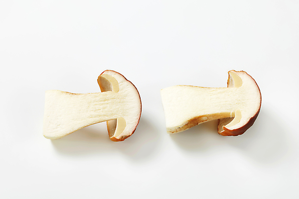 포토 JPG 해외이미지 스튜디오촬영 식재료 단면 실내 사람없음 흰배경 슬라이스 그물버섯 해외202004 해외202105 해외포토 백그라운드 내부 버섯 흰색 파일형식