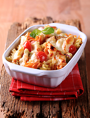 포토 JPG 해외이미지 음식 토마토 치즈 파스타 요리 사람없음 빨간색 직물 인스턴트 냅킨 바질 그라탱 백자 캐서롤 해외202004 해외202105 해외포토 컬러 채소 유제품 서양음식 도자기 용기_그릇 파일형식