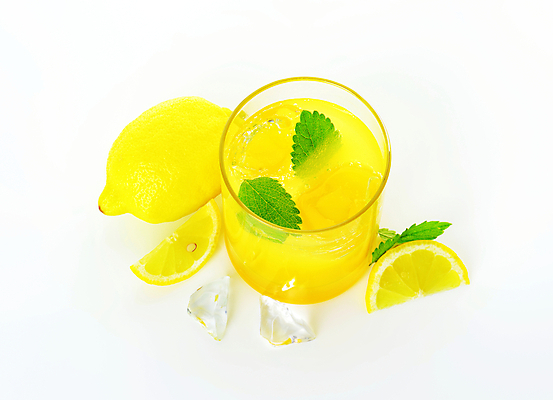 포토 JPG 해외이미지 스튜디오촬영 잔 실내 사람없음 얼음 레몬 레몬주스 민트 흰배경 해외202004 해외202105 해외포토 자연요소 식기 백그라운드 과일 내부 흰색 과일주스 허브 파일형식