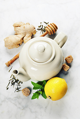 포토 JPG 해외이미지 실내 사람없음 도자기 찻주전자 레몬 흰배경 생강 찻잎 허니디퍼 해외202004 해외포토 백그라운드 채소 과일 주전자 내부 차_음료 흰색 도구 파일형식