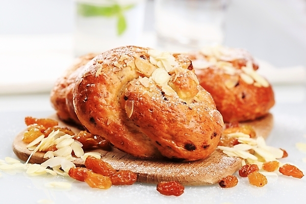 포토 JPG 해외이미지 음식 과일 건조 사람없음 달콤 아침식사 굽기 아몬드 건포도 번 엮은 페스츄리 핸드메이드 해외202004 해외202105 해외포토 빵 포도 식사 견과류 맛 구이 건과일 파일형식