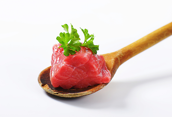 포토 JPG 해외이미지 실내 파슬리 생고기 사람없음 소고기 흰배경 나무숟가락 해외202004 해외202105 해외포토 백그라운드 채소 육류 내부 숟가락 흰색 파일형식