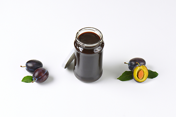 포토 JPG 해외이미지 스튜디오촬영 유리병 실내 사람없음 흰배경 과일잼 서양자두 해외202004 해외202105 해외포토 백그라운드 병_용기 내부 흰색 잼 파일형식