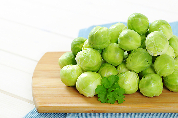 포토 JPG 해외이미지 스튜디오촬영 음식 채소 재료 도마 건강 사람없음 목재 초록색 쌓기 새싹 신선 그룹 닫기 유기농 양배추 날것 흙더미 생식 숙성 해외202004 해외202105 해외포토 나무 식물 웰빙 컬러 모션 주방용품 실내 흙 파일형식 더미