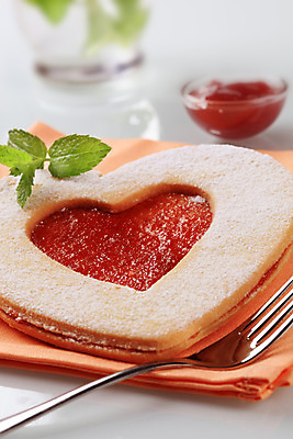 포토 JPG 해외이미지 음식 포크 크리스마스 딸기 디저트 발렌타인데이 사람없음 빨간색 쿠키 과자 하트 달콤 잼 굽기 묘사 냅킨 젤리 슈가파우더 정물화 페스츄리 핸드메이드 해외202004 해외202105 해외포토 모양 식기 기념일 빵 컬러 과일 데이이벤트 소스_음식 맛 구이 그림 파일형식