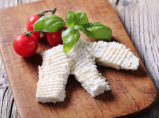 포토 JPG 해외이미지 음식 조각 토마토 치즈 유제품 도마 사람없음 목재 흰색 시골 신선 바질 페타치즈 해외202004 해외202105 해외포토 나무 컬러 채소 재료 주방용품 파일형식